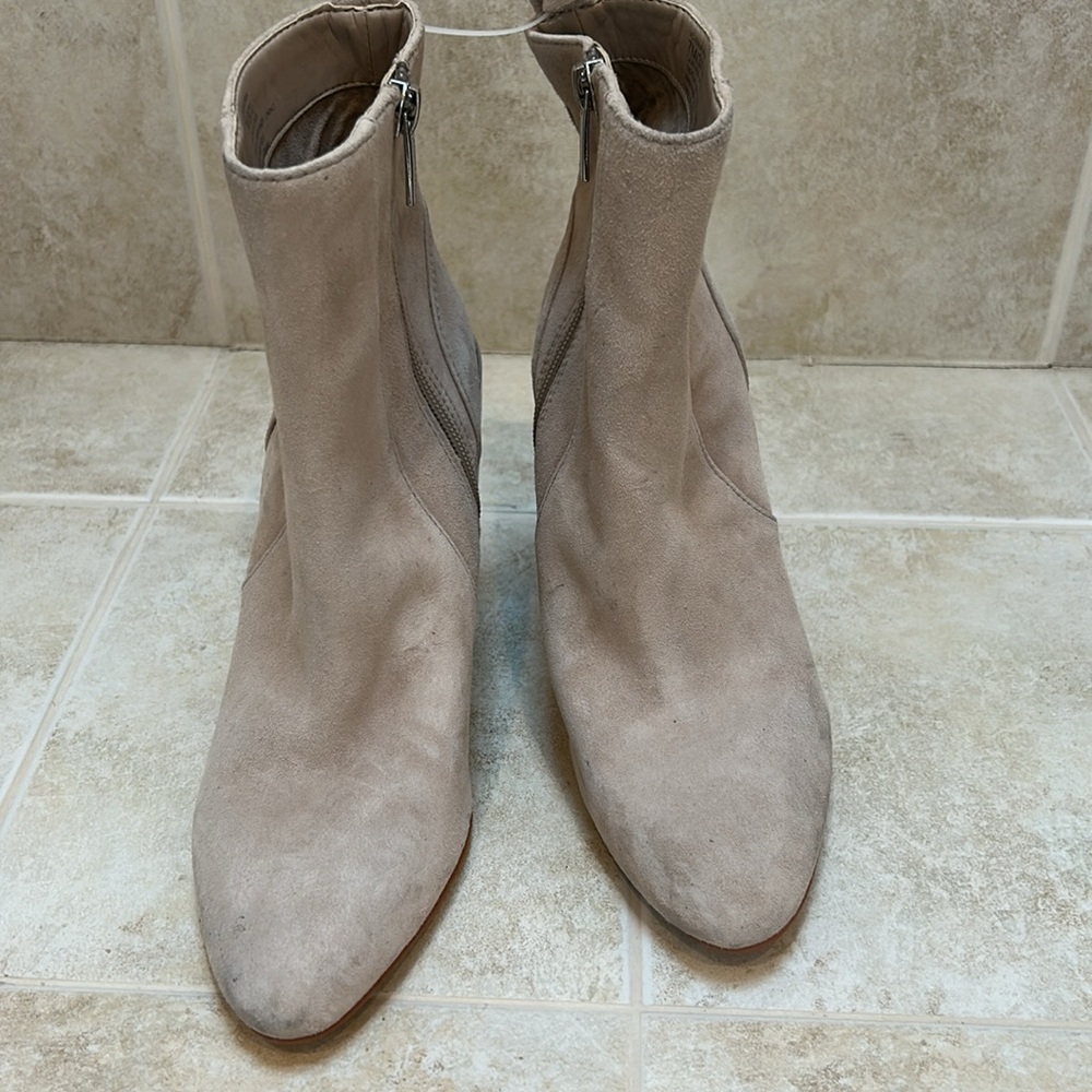 VINCE CAMUTO NWOB Enverna Elegant Beige Suede Ankle Boots, size 7 - Picture 2 of 11